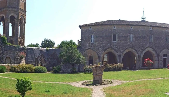 Abbaye De Charroux -  Ouvert Maintenant - Charroux