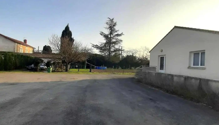 Aire Camping Car Gratuit Eau Electricite Wc Tout - Chaunay