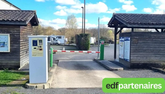Aire Camping-Car Park - 33570 Lussac