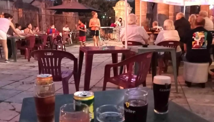 Bar De L Abbaye -  Plats Et Boissons - Charroux