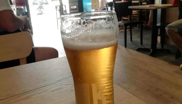 Cafe Du Commerce Plats Et Boissons - Aigre