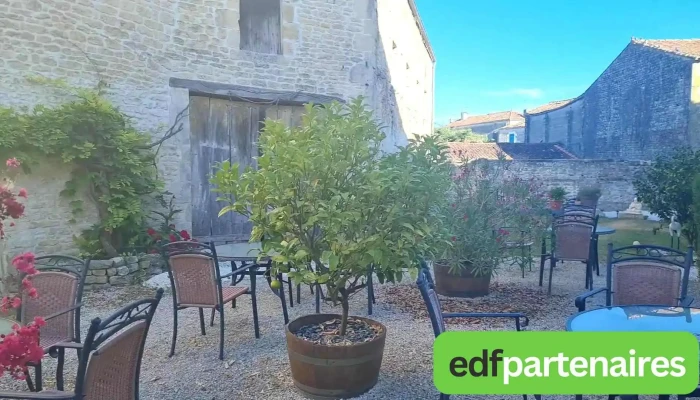 Hotel Du Donjon Videos - Aulnay