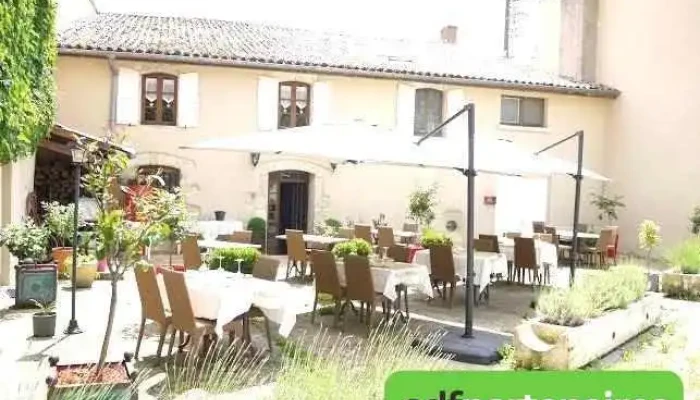 Logis Hôtel le Chapeau Rouge - 86600 Lusignan