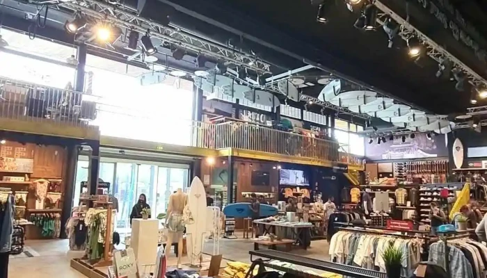 Magasin Boardriders Quiksilver Billabong Roxy Element Dc Shoes Rvca -  Videos - Saint-jean-de-luz