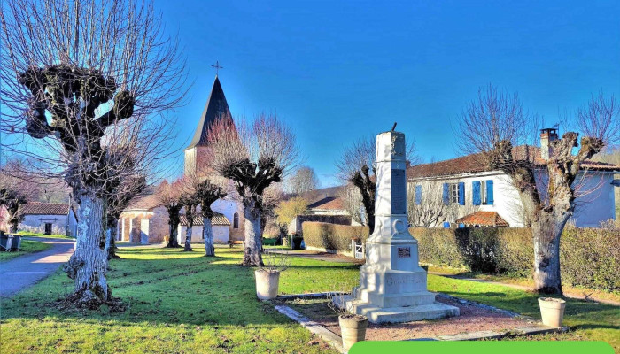 Monument aux Morts de Nanteuil-en-Vallée - France