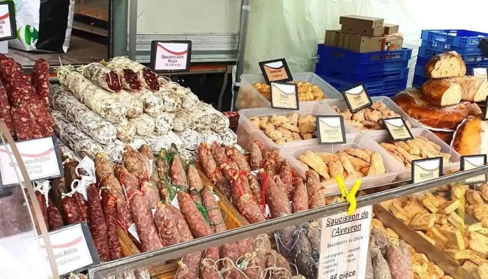 Pain gâteau et charcuterie de l'Aveyron sur le marché déplacé le dimanche au marché de Saint Cyprien - Cénac-Et-Saint-Julien